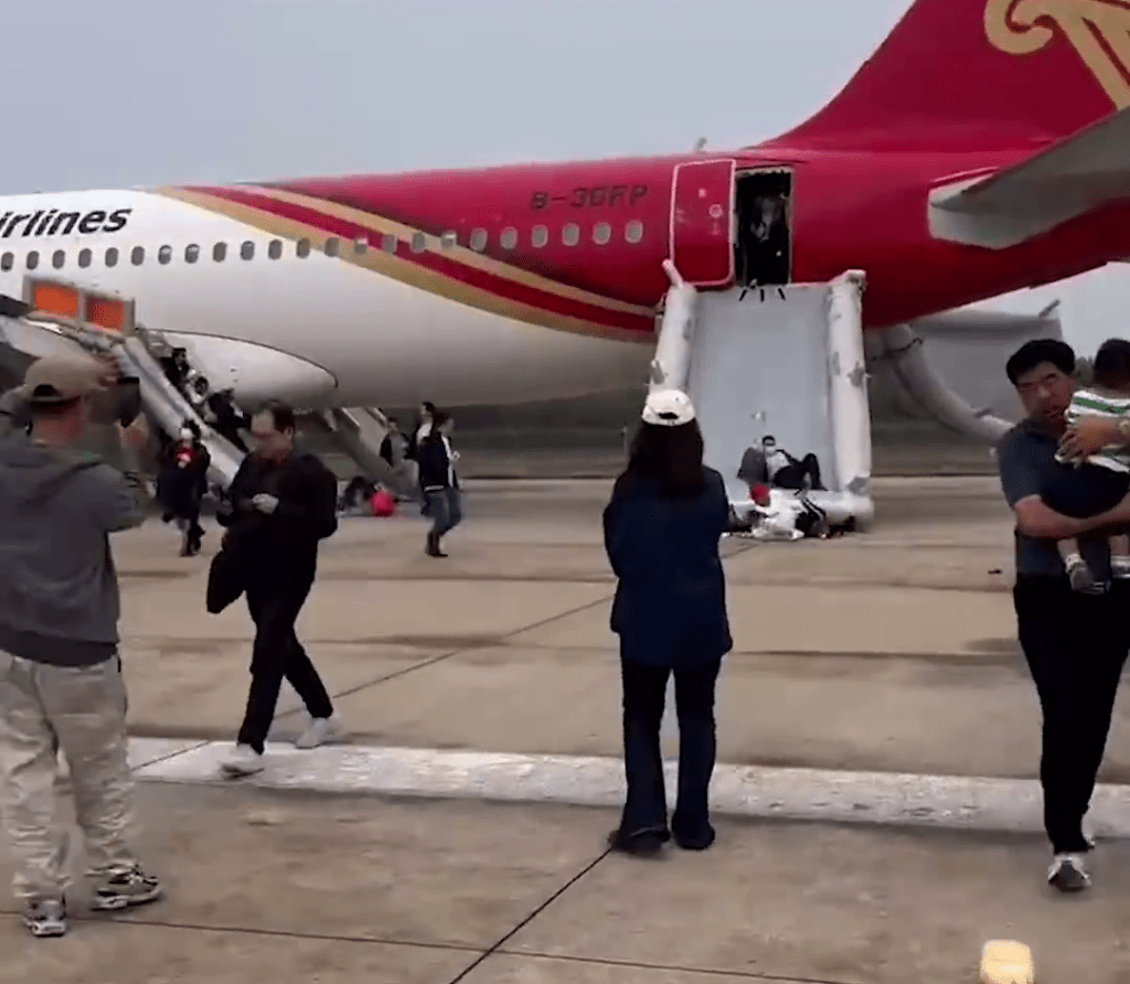深圳航空｜航班石家庄起飞后客舱冒烟返航 乘客用应急滑梯逃生