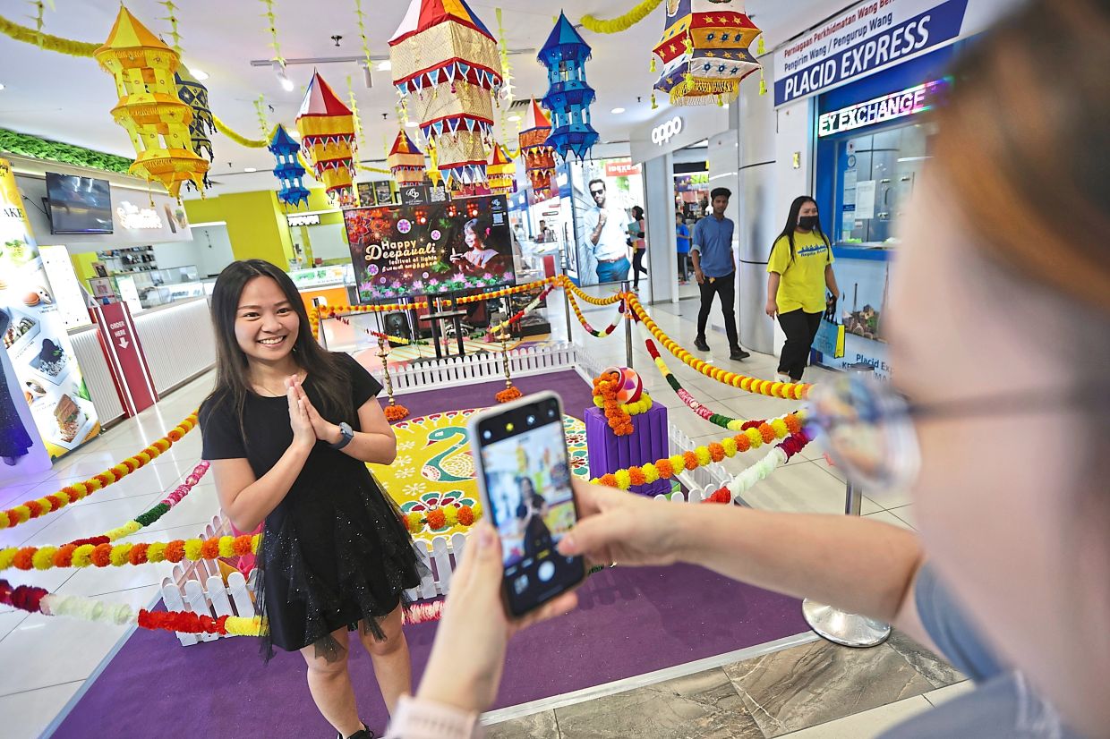 Rangoli lights up mall for Deepavali