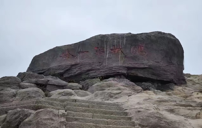 深圳梧桐山「鹏城第一峰」巨石竟是砖头砌？维修被拍到穿窿露空心