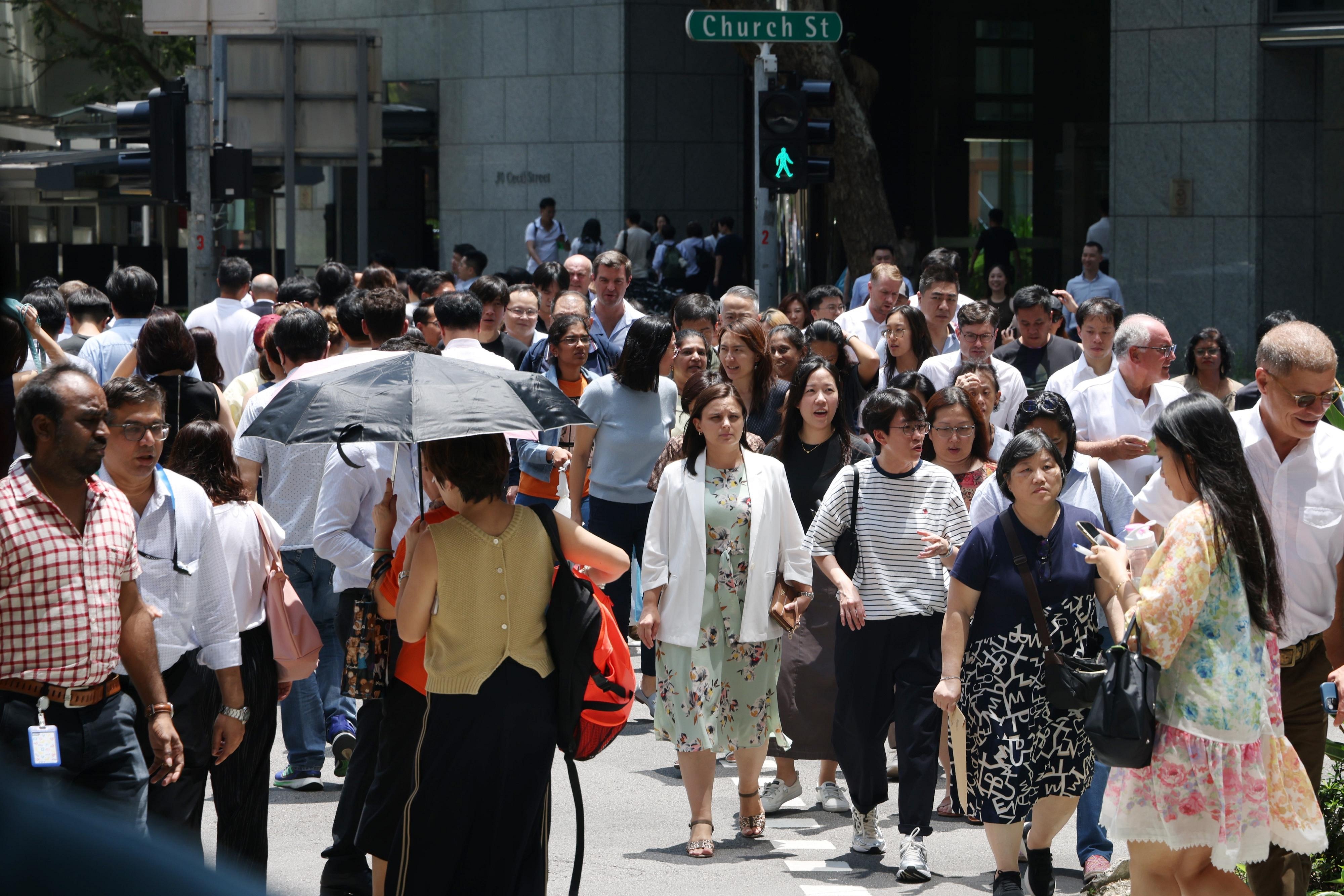 Good news! Eligible S'poreans can get up to $600 in cash payout next month!
