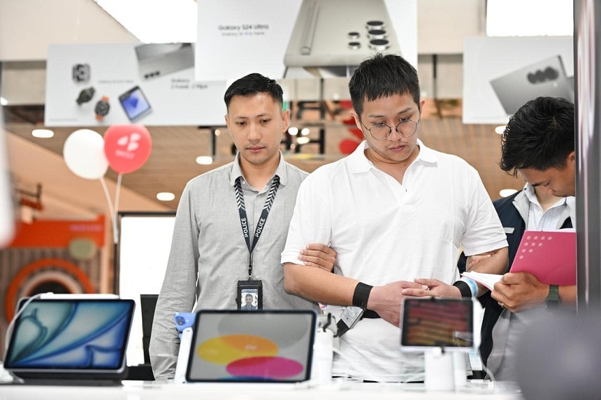 Scam syndicates sending foreigners into Singapore to cheat retailers like Apple Store and Best Denki