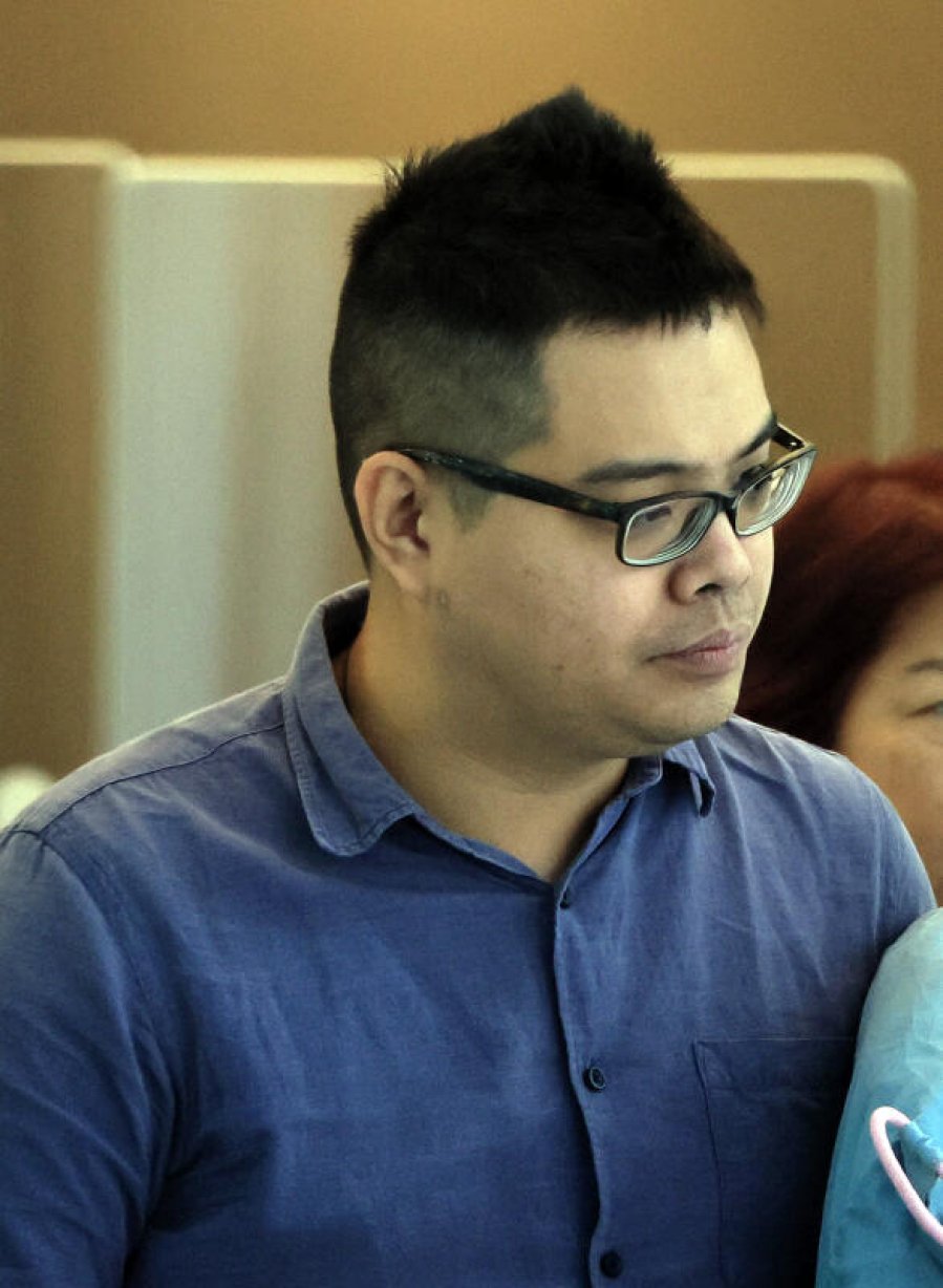 与中年男油站起争执　私召车司机撞车碾脚报复