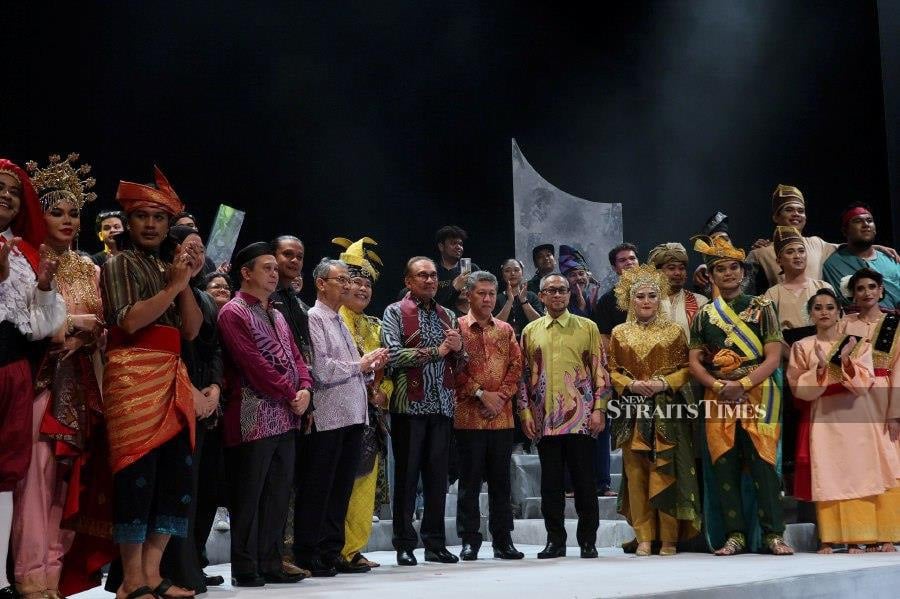 PM attends Sirih Bertepuk Pinang Menari theatre performance at DBP