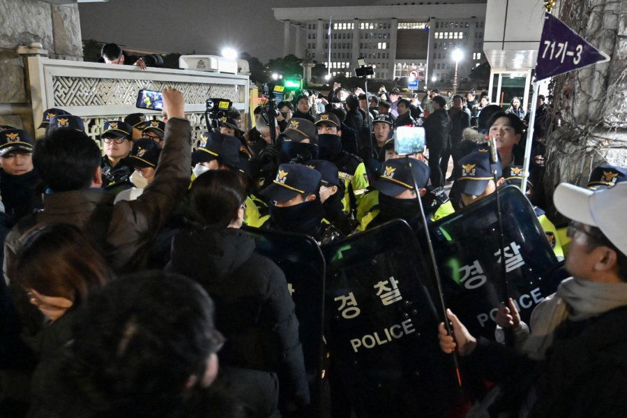 【韩国戒严风波】尹锡悦戒严全球关注　抗议民众：他按下了弹劾自己的按钮