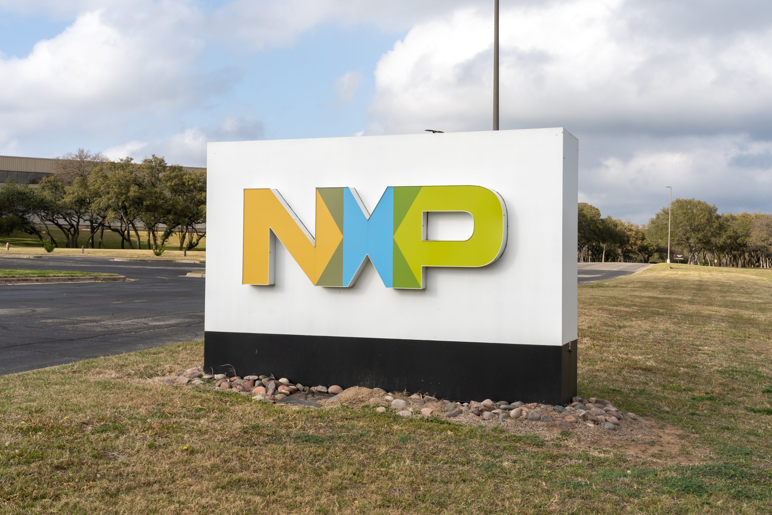 Chip firm NXP sees auto, IoT growth despite China limits