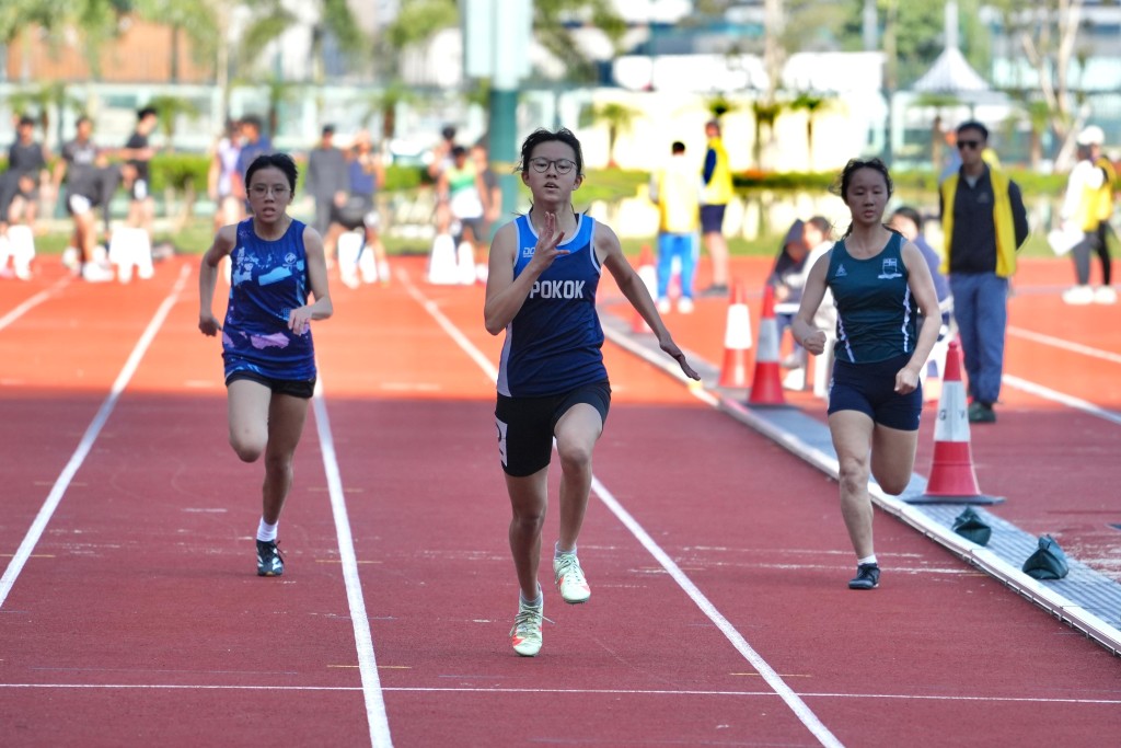 学界田径｜宝觉中学吴嘉咏学界赛勇夺双冠 努力参加冬训精益求精