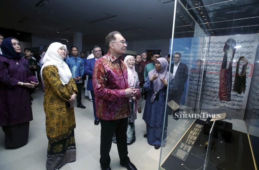 Anwar launches "Oceans that Speak" exhibition on Islam's influence in Malay World