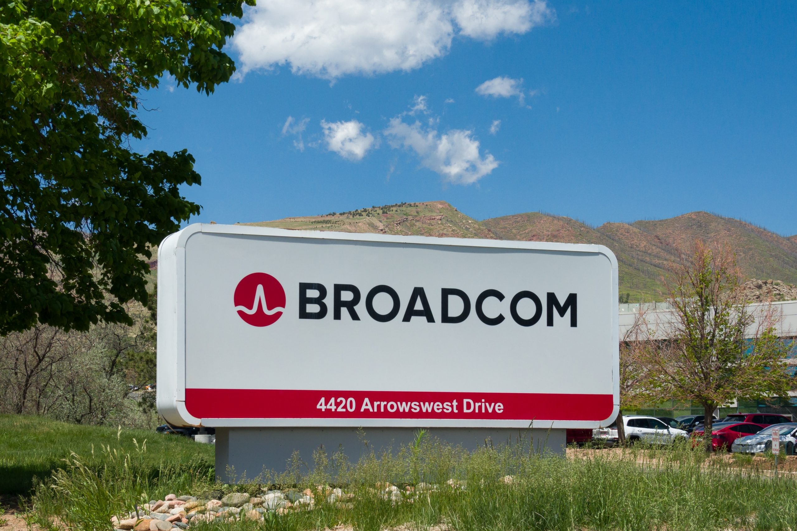 Broadcom shares drop despite slightly higher Q3 revenue forecast