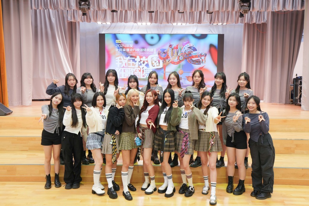 COLLAR校服造型惊喜登场 落台与同学互动即席分享跳舞心得