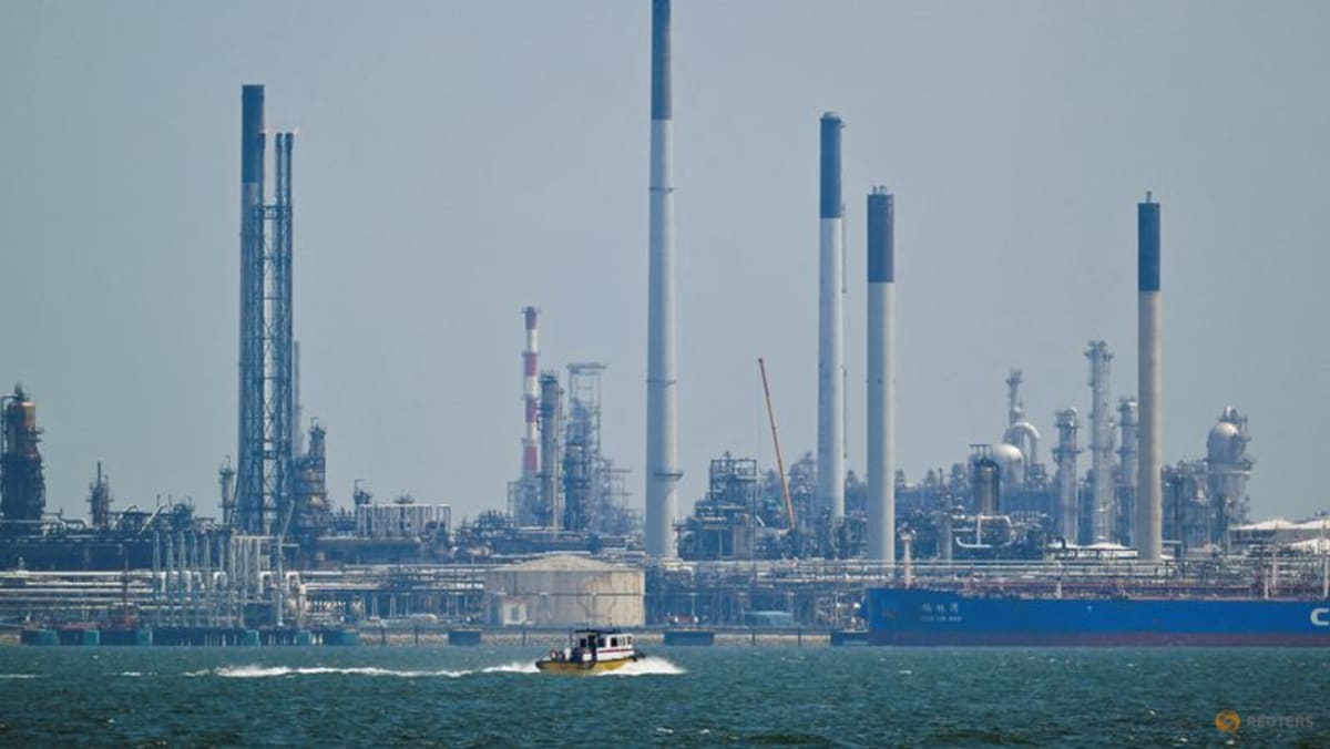 Suspected oil leak at Shell's refinery at Pulau Bukom!