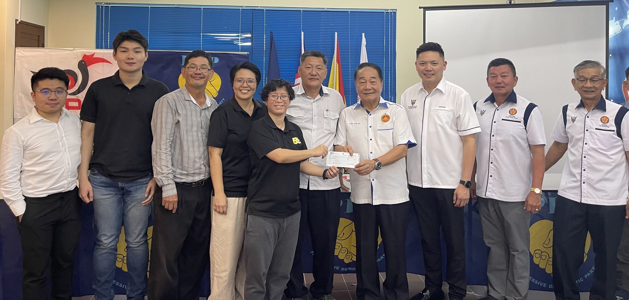 Soon Koh distributes RM70,000 MRP funds to Sibu associations