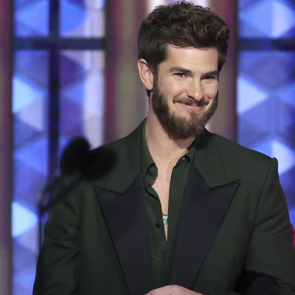 2025 Golden Globes: Andrew Garfield's Sexy Reading Glasses Have the Internet Thirsting
