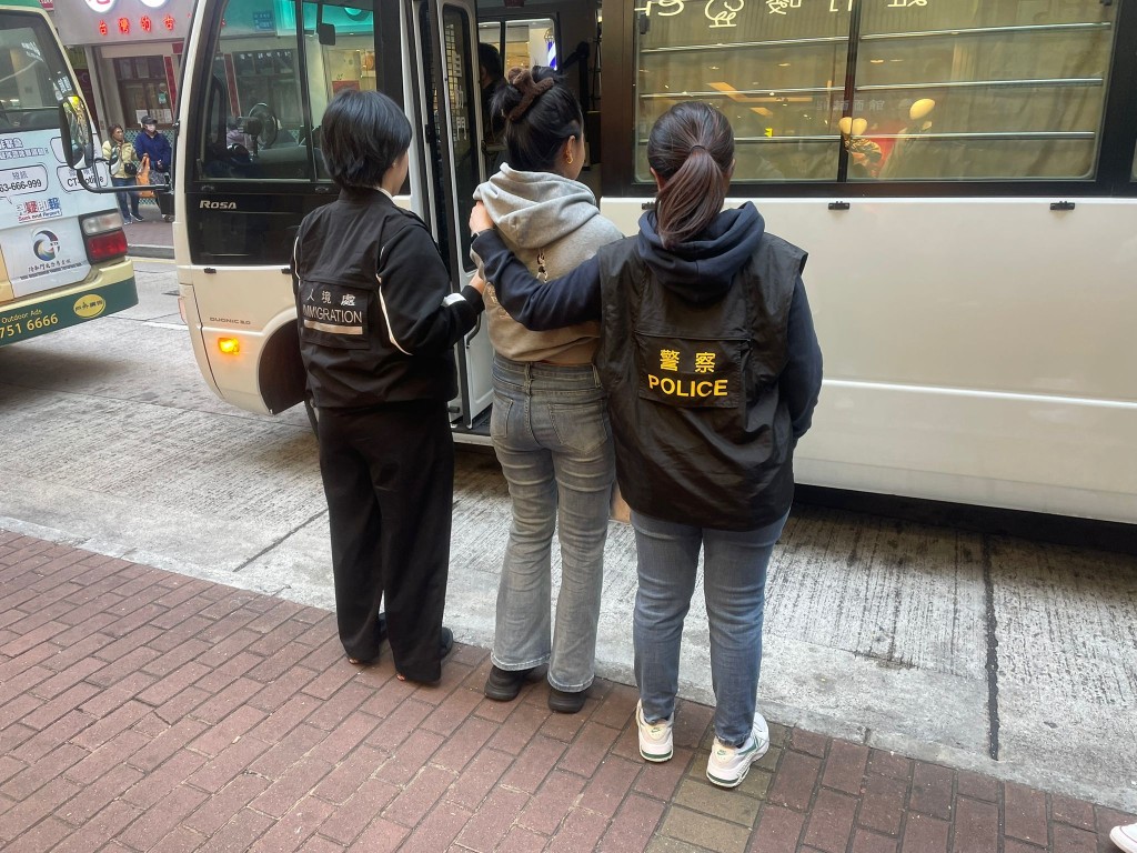 警方湾仔荃湾扫黄反黑工 拘多名女子涉违反逗留条件