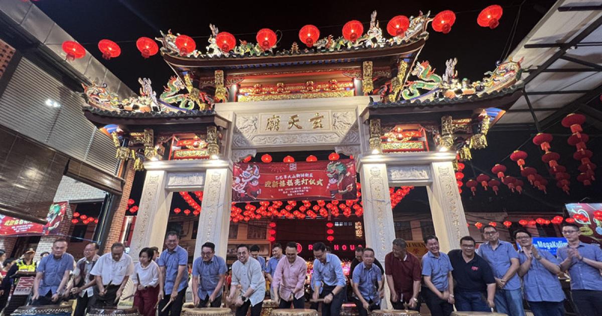 大山脚旧街2千灯笼亮起 沈志强:点燃慈善精神