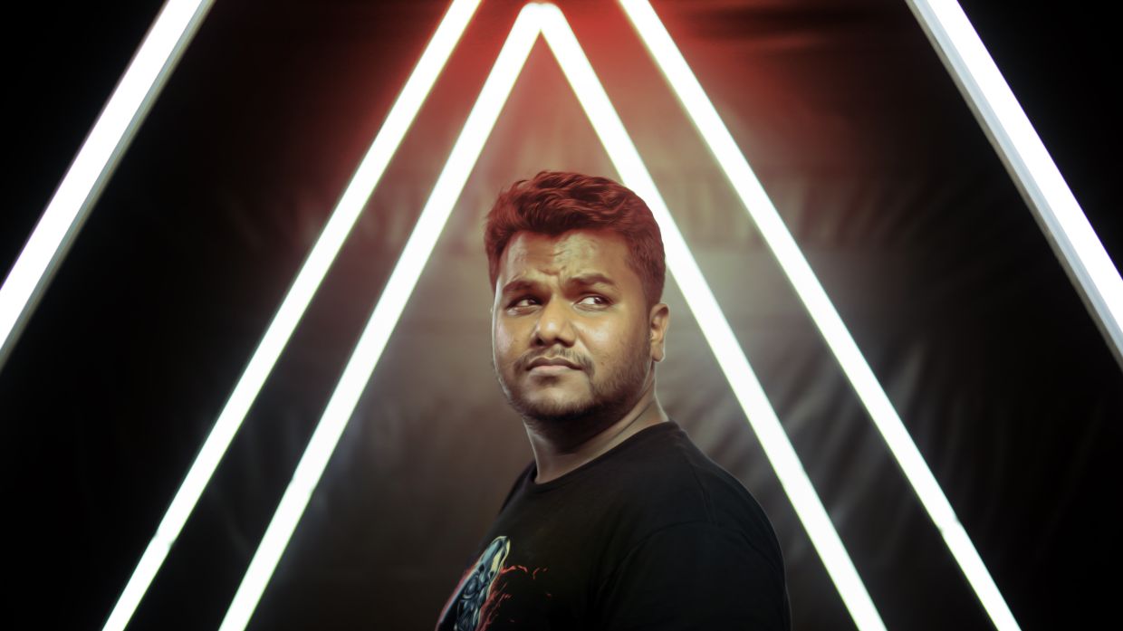 Rising director Karthik is making waves and his film 'C4Cinta' is breaking new grounds for local Tamil movie after a RM2.5mil box office haul