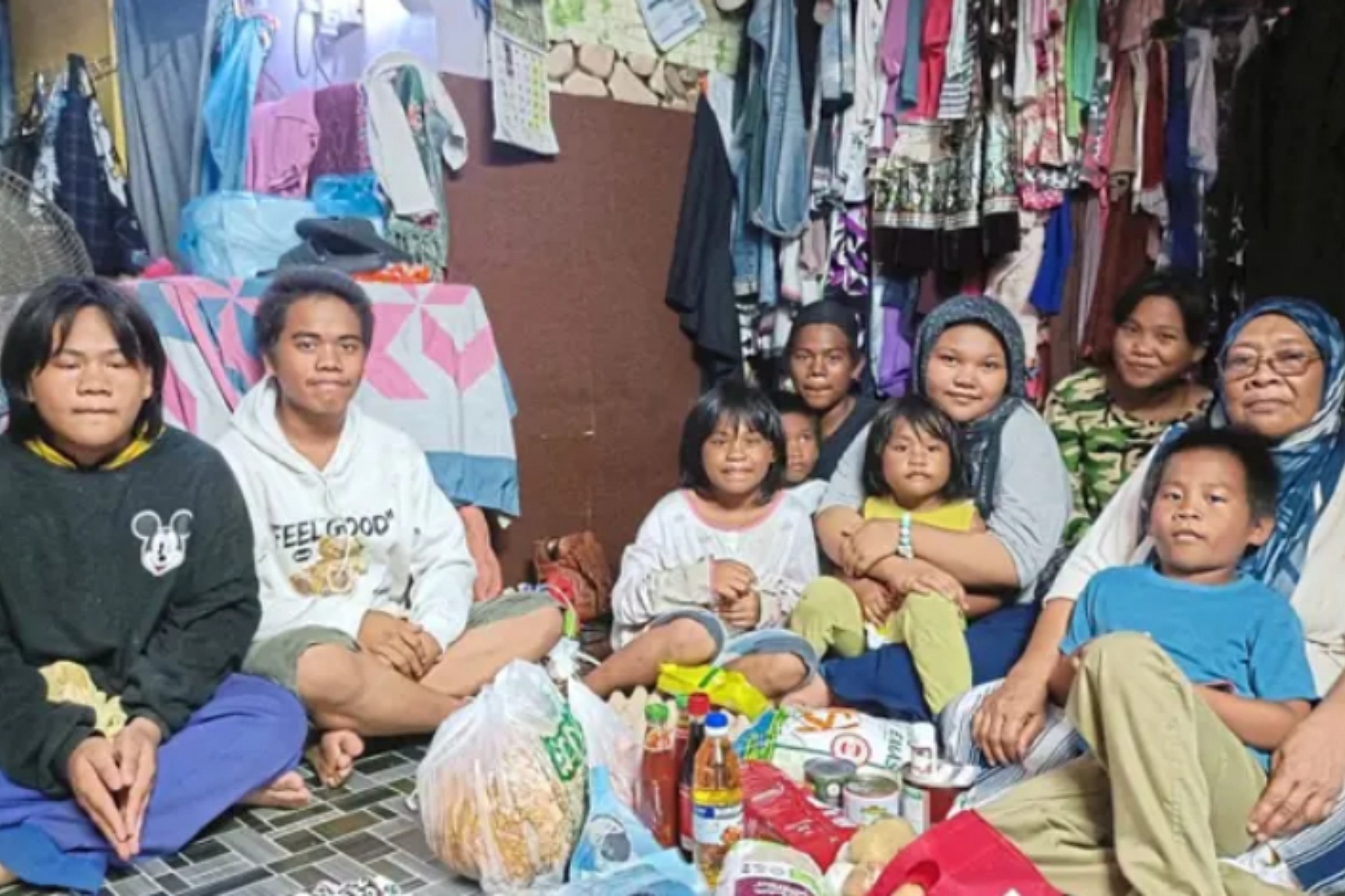 Malaysian grandmother cleans bean sprouts for $3 daily to raise 9 grandkids