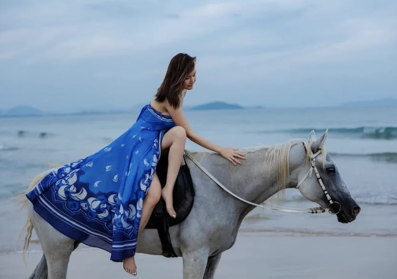 HK Influencer, 33, Comes Out As Mistress Of 66-Yr-Old Bank Chairman; Says “Money Is More Important Than Marriage”