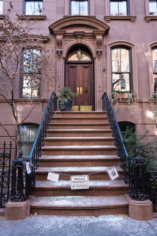 And Just Like That, Carrie Bradshaw’s Front Stoop Was Closed