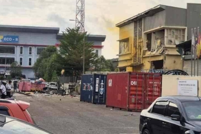 Selangor Bomba: No casualties as explosion razes Klang chemical plant, yellow eye-irritating smoke spotted (VIDEO)