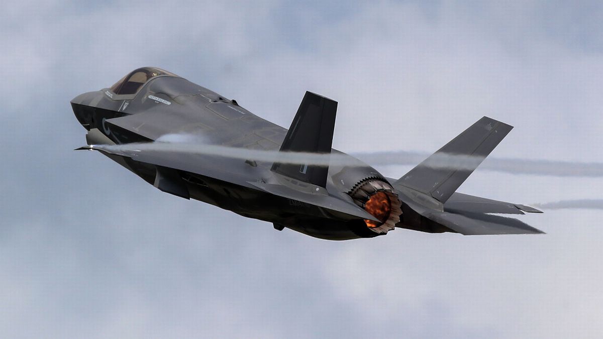 US fighter jet issues major emergency in mid-air over UK before disappearing from FlightRadar24