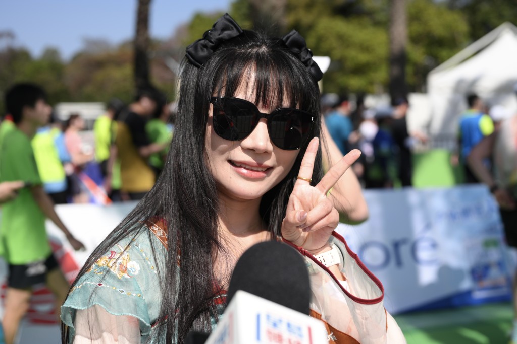 渣打马拉松2025｜有跑手扮「财爷」盼每位市民受益《预算案》有东莞跑手着汉服跑全马