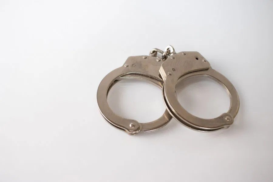 【独家】被指“越界行为”新山宽中男教师遭警逮捕助查　涉发送色情网站链接与女学生共坐椅子  　