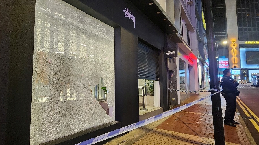 铜锣湾Stussy遭打爆橱窗 狂徒擸行山杖刑毁后踪杳