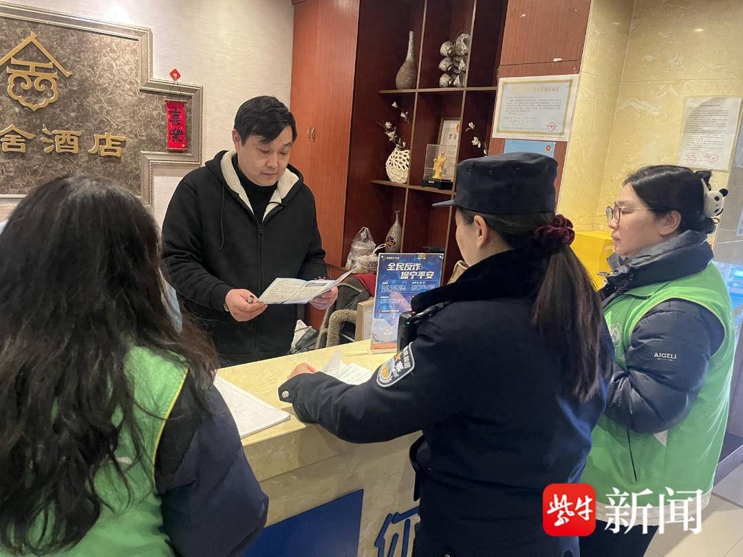 社区民警联合禁毒办深入“九小场所”宣传禁毒