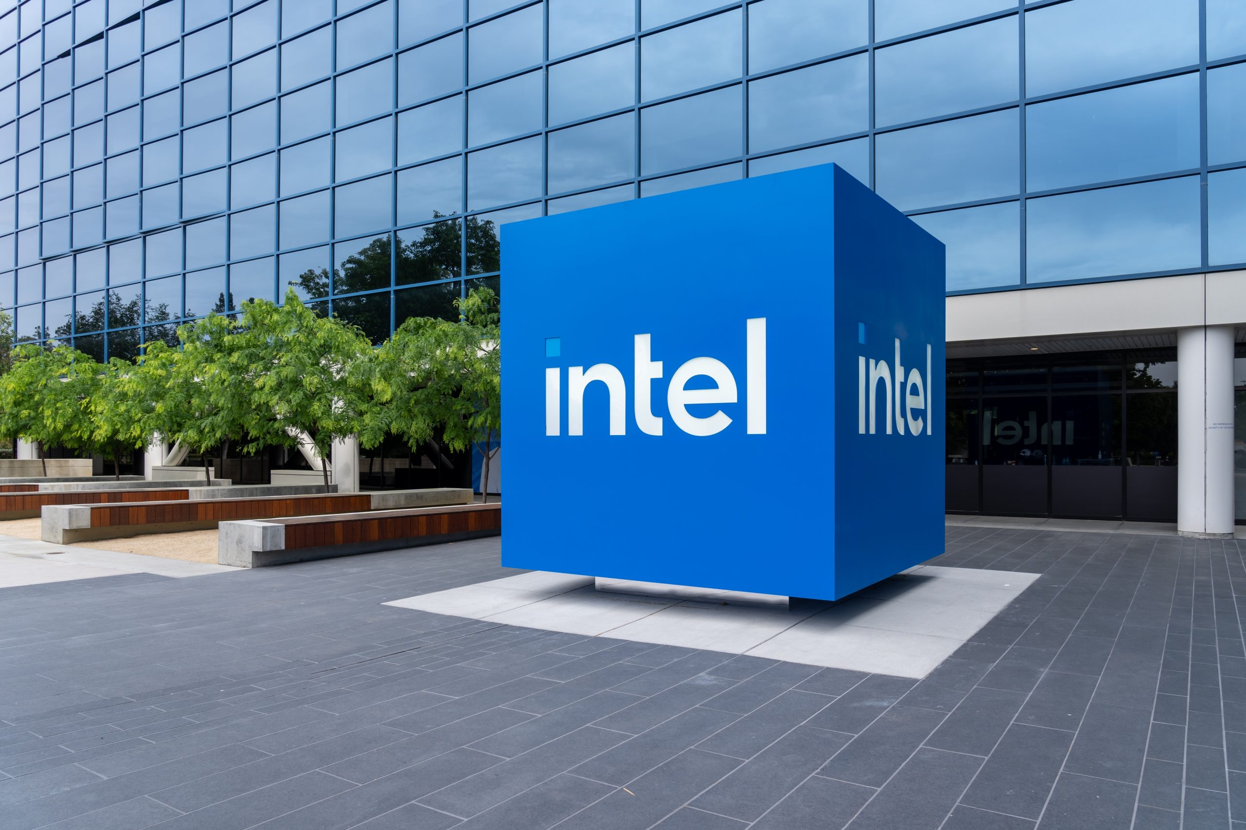 Intel prepares for fourth straight revenue decline