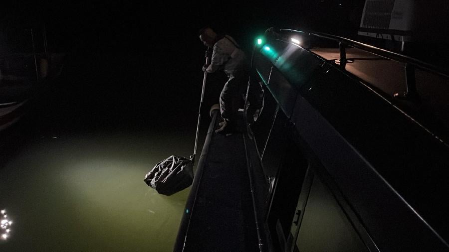 Drug smugglers toss syabu, ketum juice into Sungai Kuantan to escape authorities