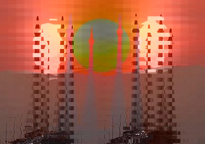 Hanging sun enthralls Penang shutterbugs