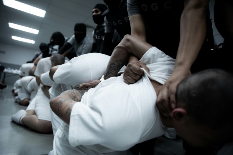 US flies alleged gang members to el Salvador despite court block