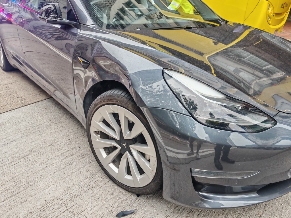 北角英皇道电单车Tesla相撞 铁骑士倒地受伤
