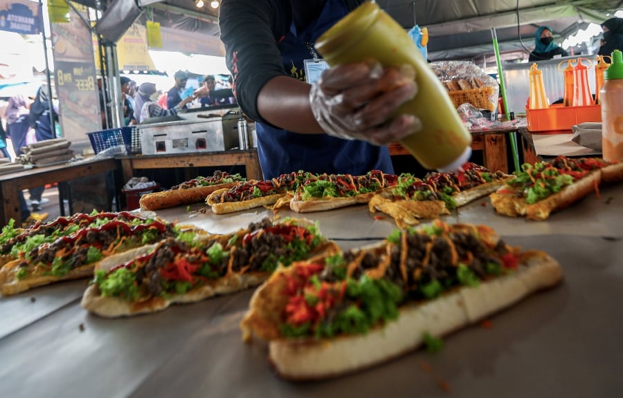 Roti john sales plunge at Ramadan bazaar amid fewer customers, price hike