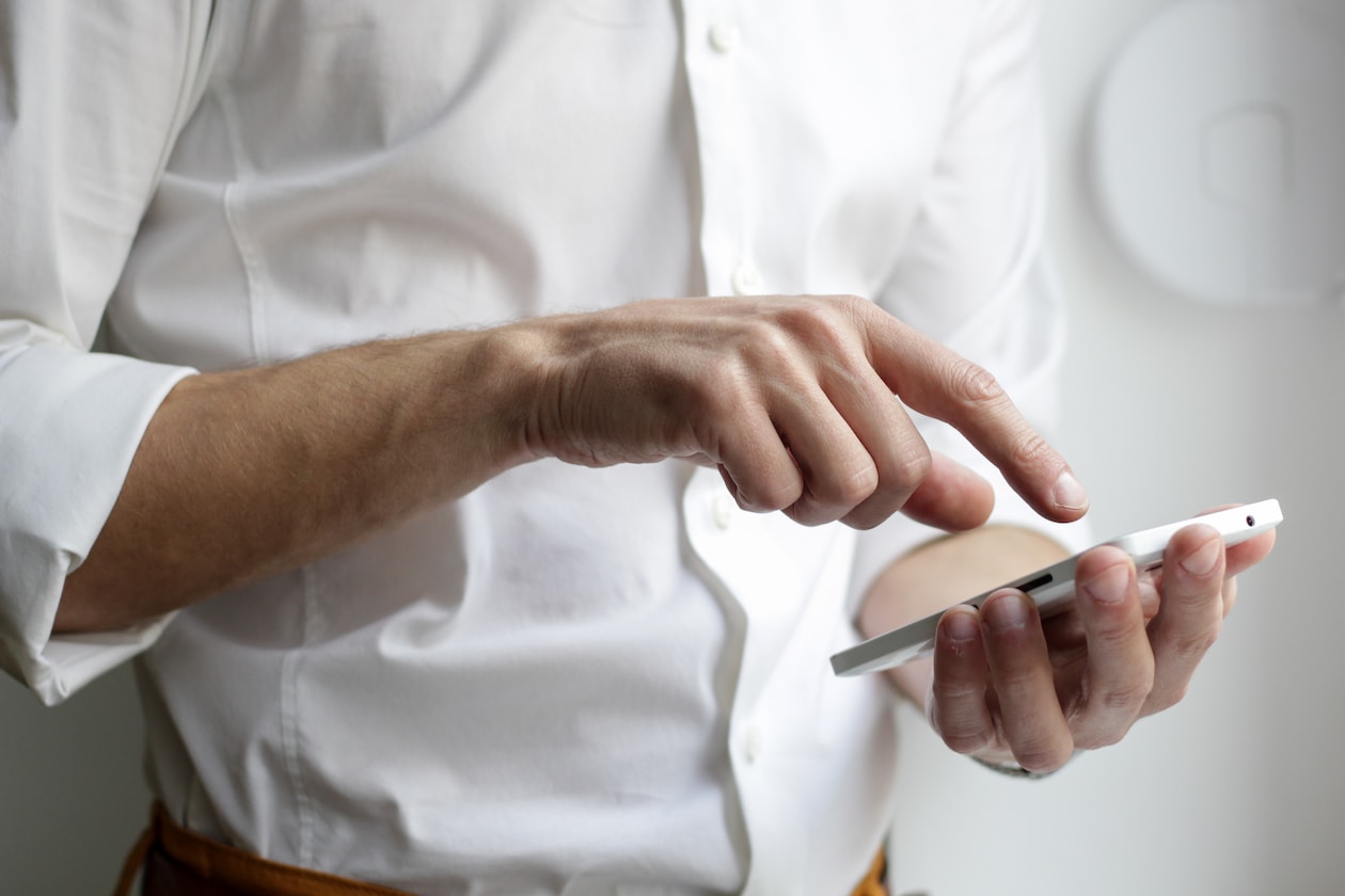 MAN KEEPS RECEIVING CALLS FROM SCAMMER CLAIMING TO BE FRIENDS & RELATIVES