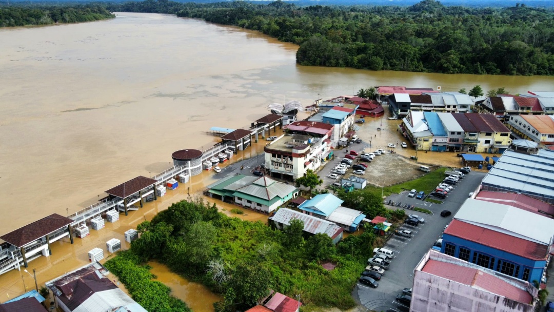 Floods paralyse Kanowit as Btg Rajang overflows, evacuation centre opens