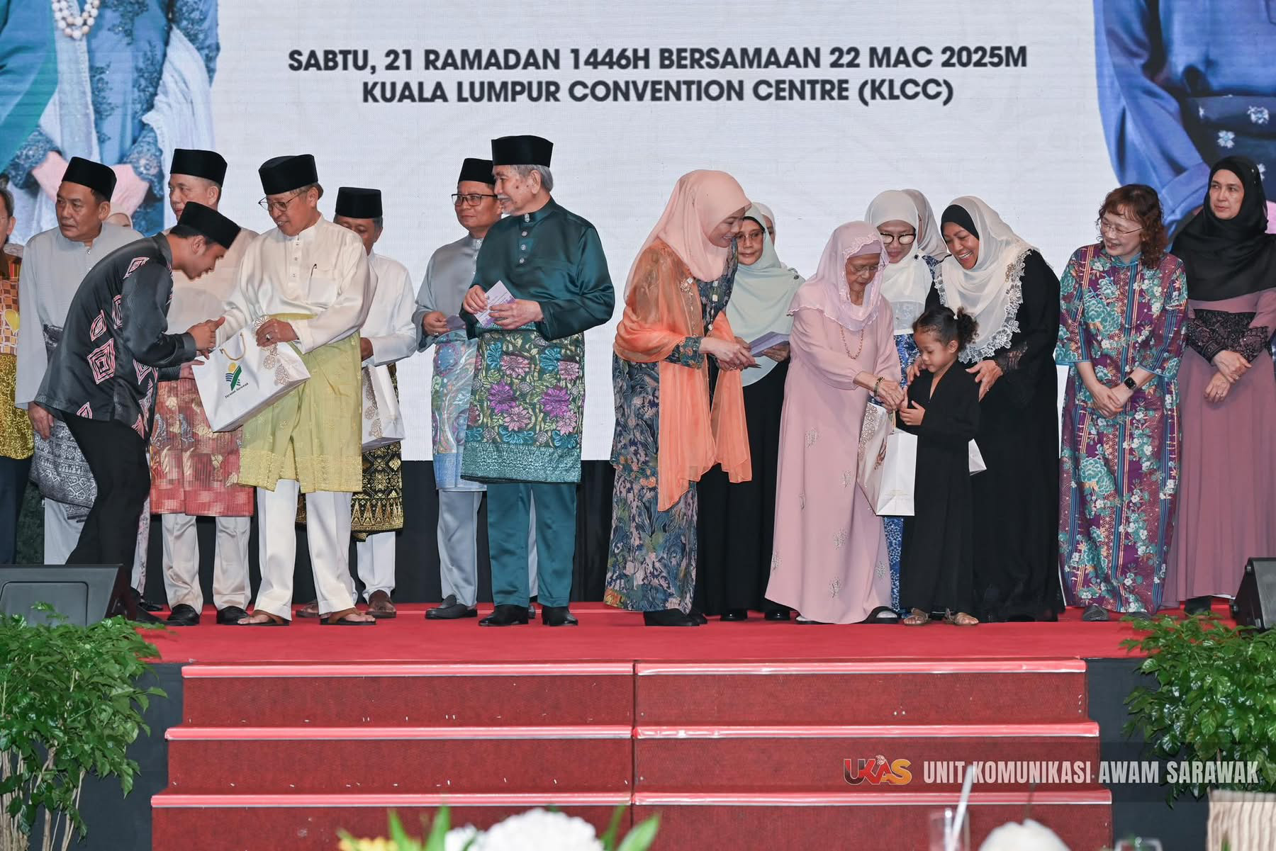Majlis Sungkei Anak Sarawak sees 475 studying in peninsula receive Raya gifts