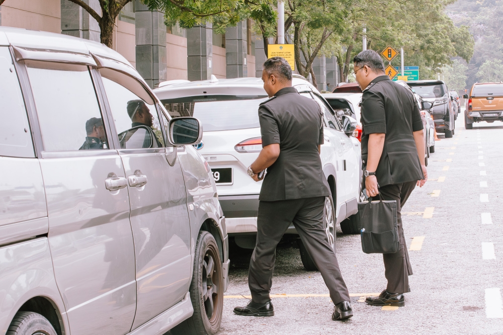 How much debt can civil servants take? Rising bankruptcy cases prompt reform proposals