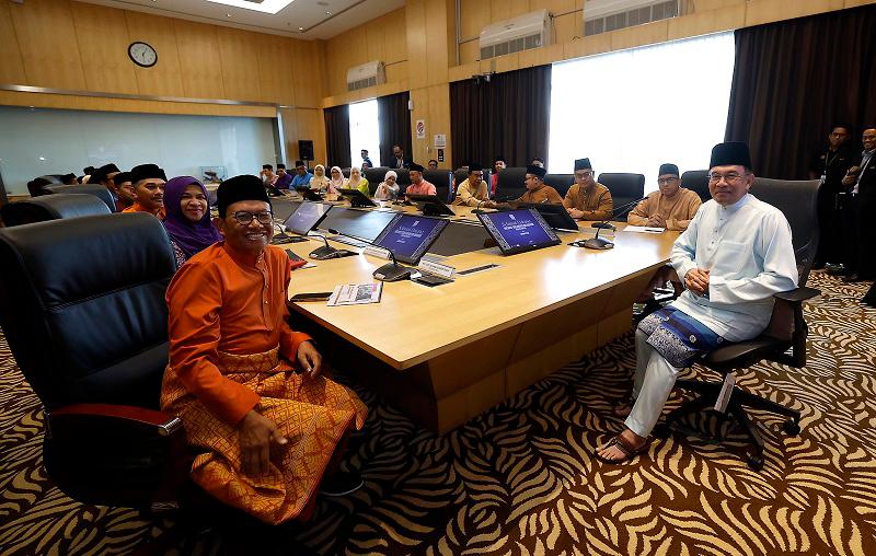 Felda given a month to chart new direction - PM Anwar