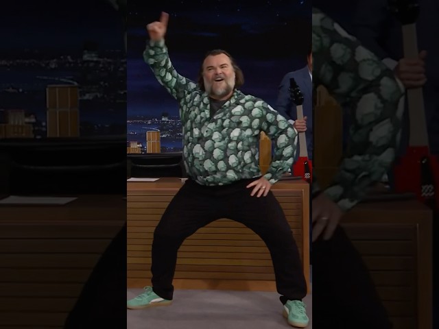 Ladies and gentlemen, #JackBlack! 🤘🎸 #FallonTonight