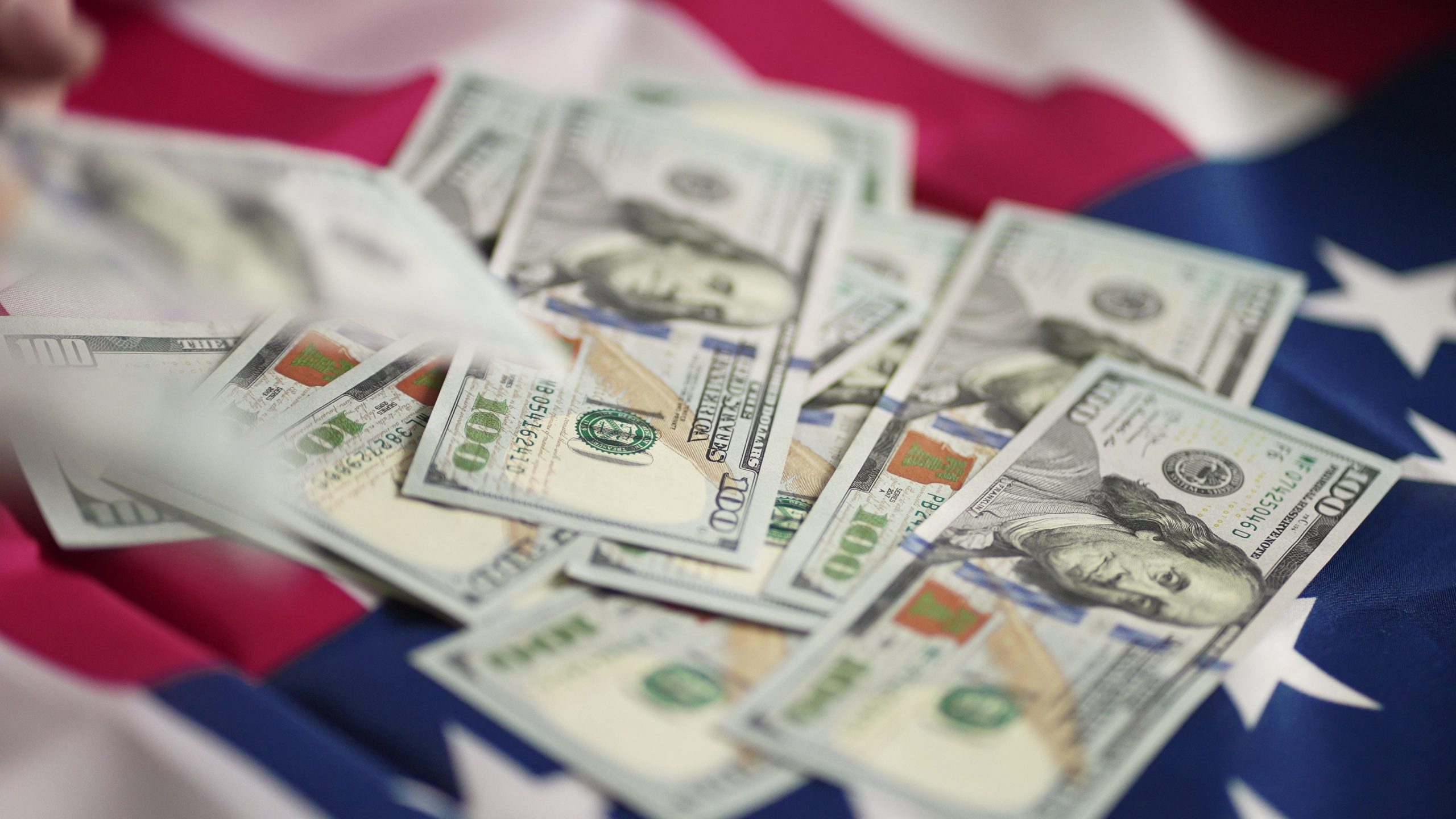 US dollar weakens as Trump announces new tariffs