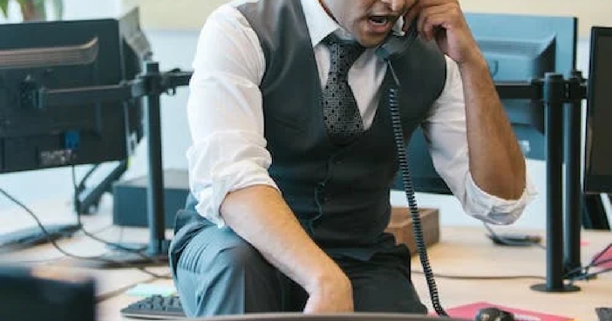 MAN ONLY EARNS $2K, BOSS KEEPS MAKING REDO HIS WORK & KEEP SCOLDING HIM “USE YOUR BRAIN”