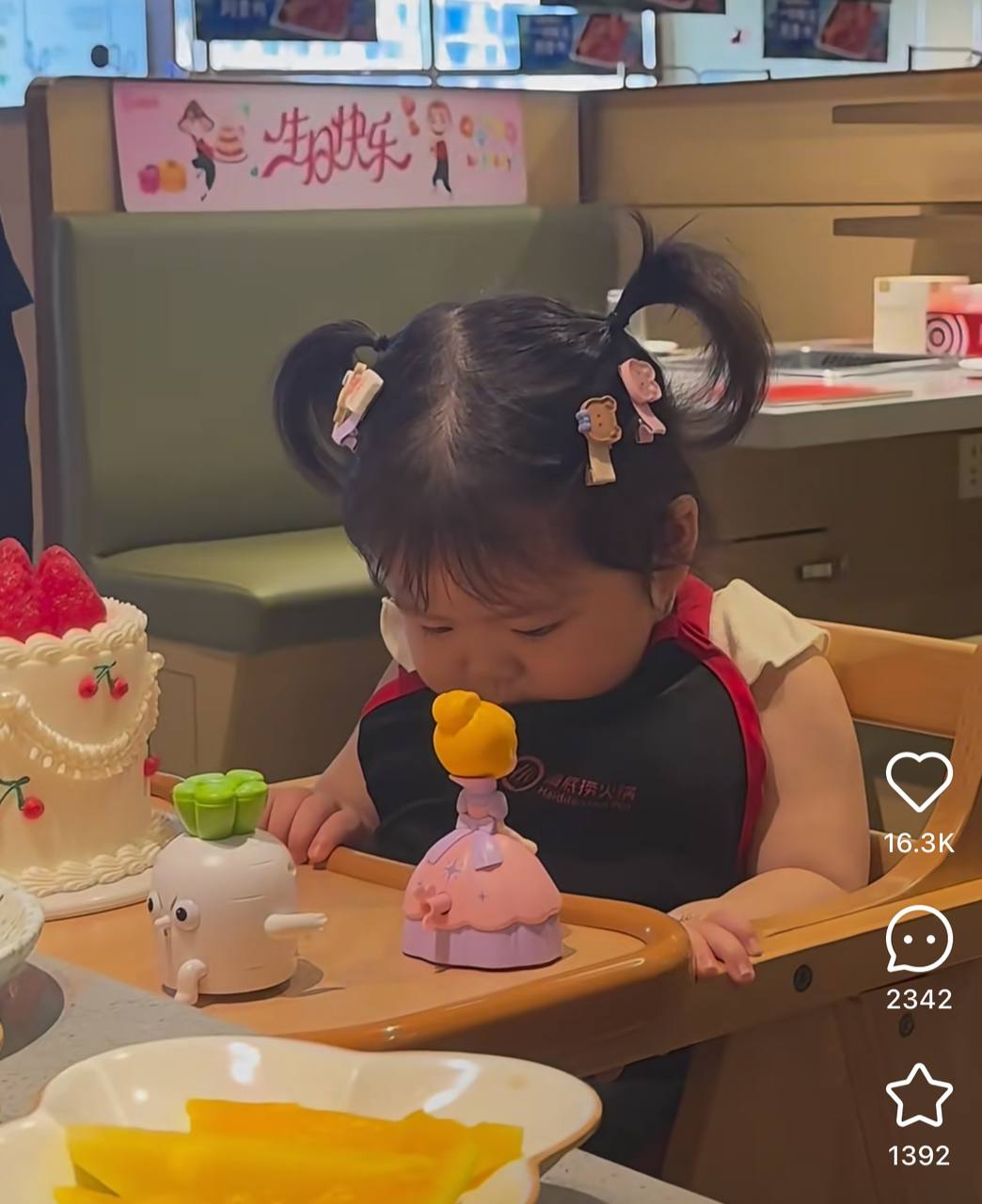 Shy Toddler Reacts Awkwardly When Haidilao Staff Sing Her The Birthday Song — Other Parents Share Their Kids’ Similar Experiences