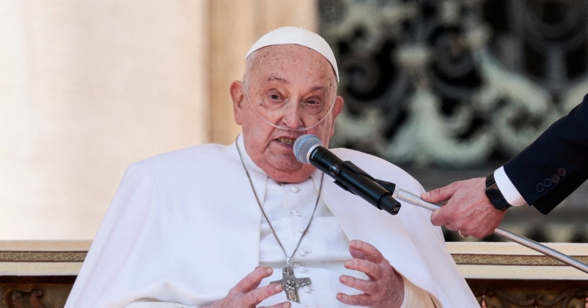 Pope Francis makes surprise first appearance at Vatican after hospital stay