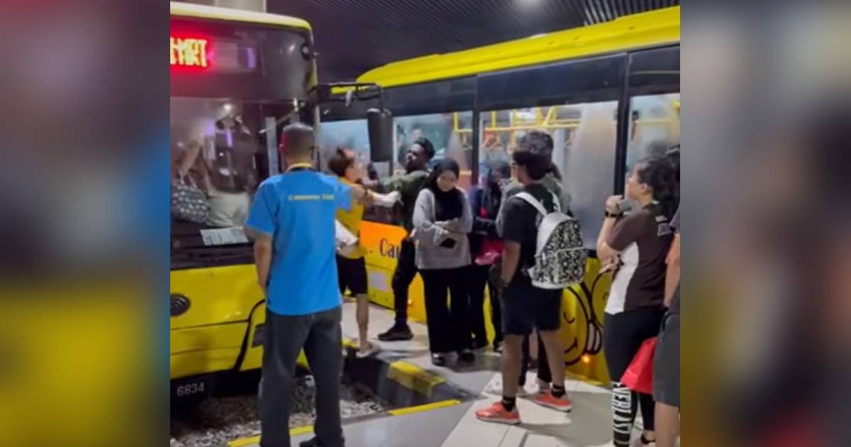 Two men fight each other at Johor checkpoint over allegation of cutting queue, probe on