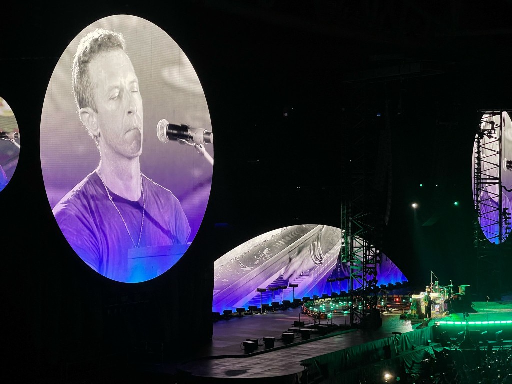 Coldplay演唱会．多图｜尾场开骚座无虚席 主音Chris Martin : 有机会会再来香港!