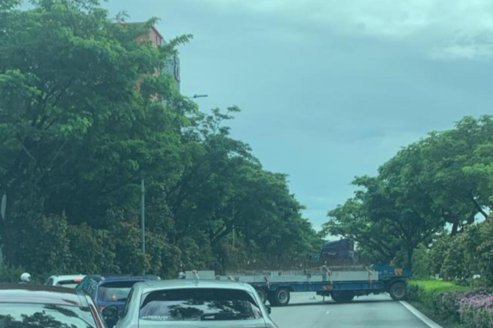 Trailer truck skids, causes congestion on PIE after taking up 3 lanes
