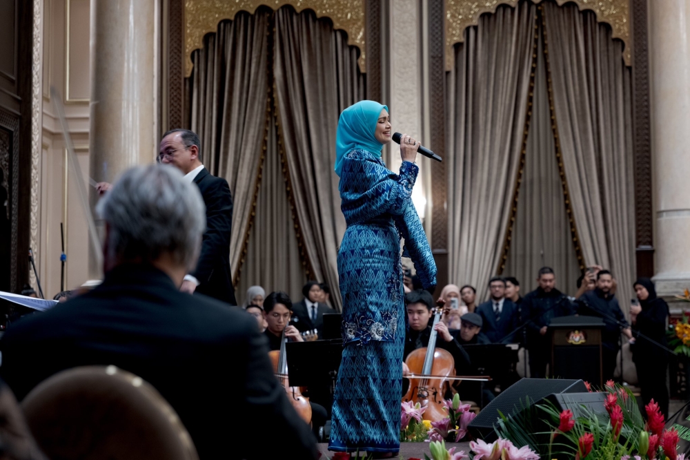 National songstress Siti Nurhaliza calls performance at state dinner for China’s President Xi a great privilege (VIDEO)