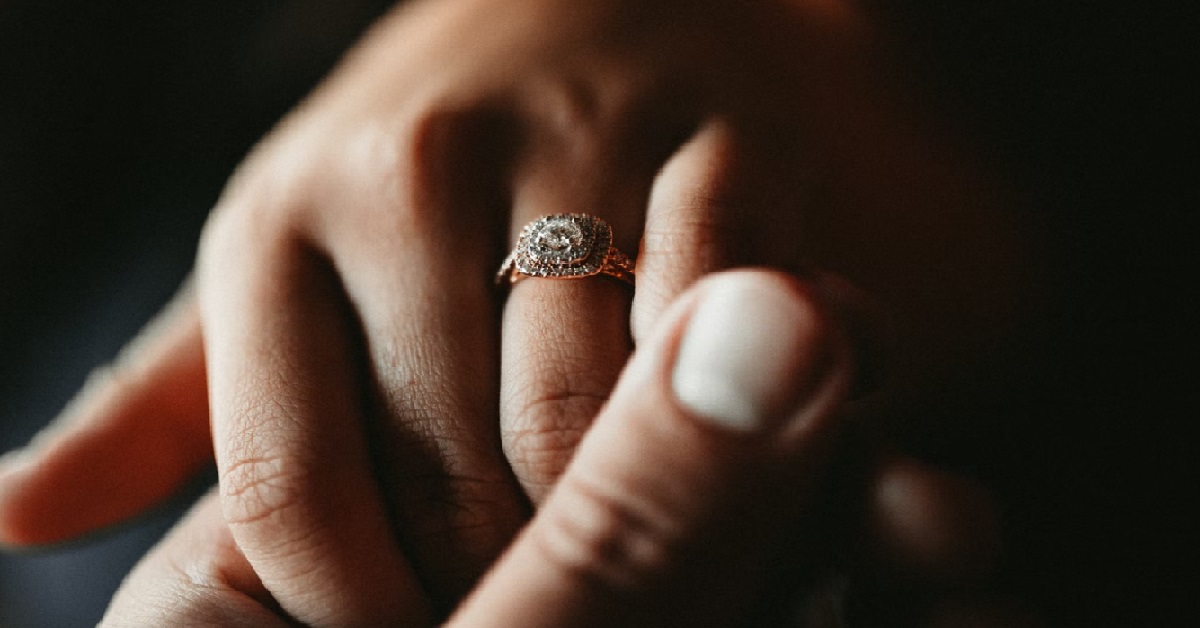 GIRL REFUSES TO RETURN $60K ENGAGEMENT RING AFTER BREAKUP, WANT TO PAWN IT