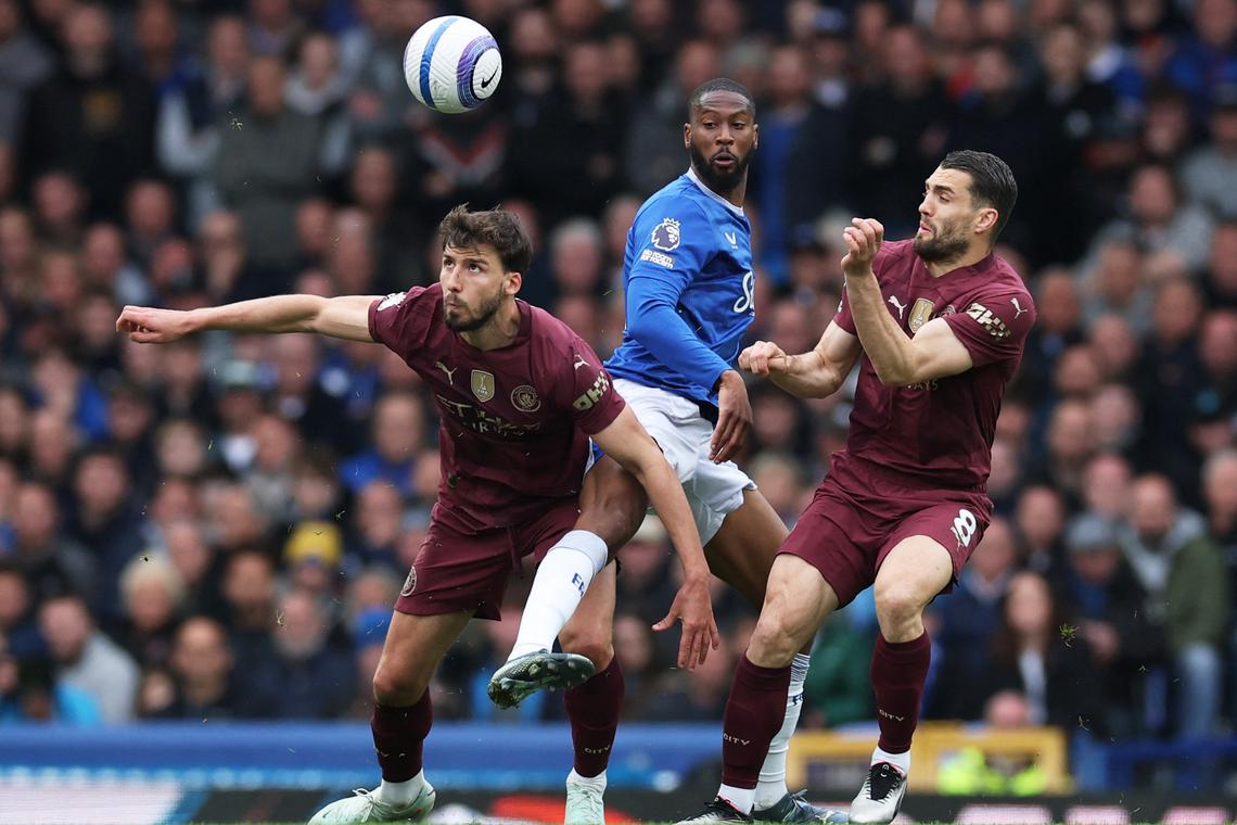 Manchester City strike late for 2-0 victory at Everton